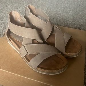 Euro soft sandals by Sofft